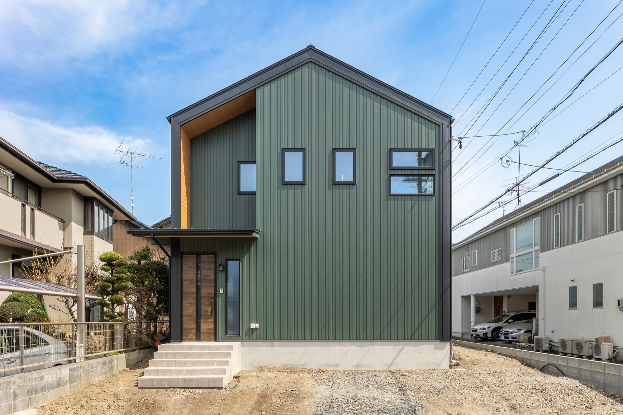 木の風合いと相性がいい！グリーンガルバ×三角屋根の家 | オネスト